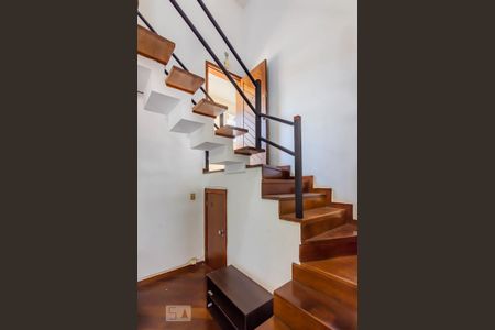Escada Segundo Piso de kitnet/studio para alugar com 1 quarto, 55m² em Lourdes, Belo Horizonte