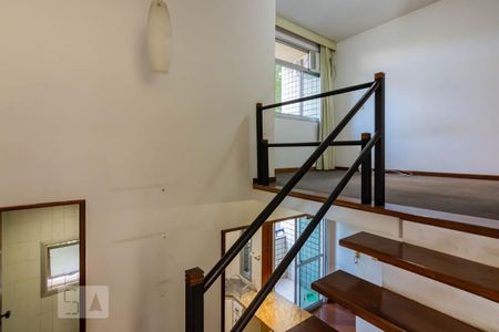 Studio para alugar com 55m², 1 quarto e 1 vaga Studio para alugar com 55m², 1 quarto e 1 vagaEscada Segundo Piso