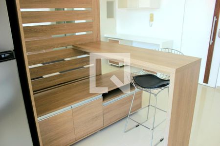Sala com bancada para cozinha de apartamento para alugar com 1 quarto, 40m² em Vila Augusta, Guarulhos