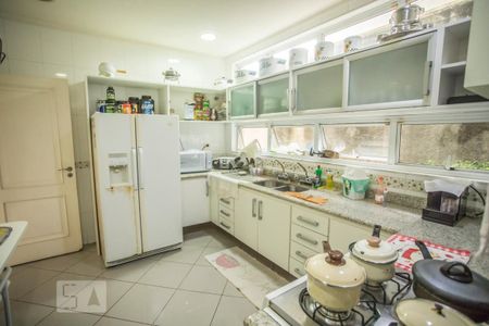 Casa à venda com 300m², 3 quartos e 3 vagas Casa à venda com 300m², 3 quartos e 3 vagasCozinha