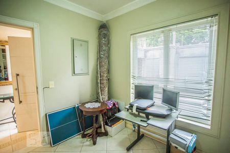 Casa à venda com 300m², 3 quartos e 3 vagas Casa à venda com 300m², 3 quartos e 3 vagasEscritório