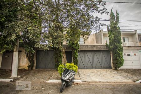 Casa à venda com 300m², 3 quartos e 3 vagas Casa à venda com 300m², 3 quartos e 3 vagasFachada