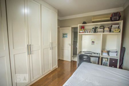 Casa à venda com 300m², 3 quartos e 3 vagas Casa à venda com 300m², 3 quartos e 3 vagasSuite 1 - Armários