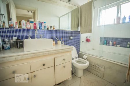 Casa à venda com 300m², 3 quartos e 3 vagas Casa à venda com 300m², 3 quartos e 3 vagasBanheiro Suite 2