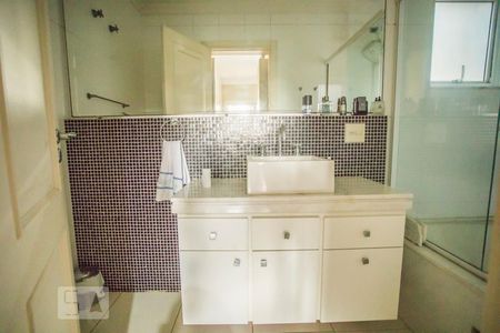 Casa à venda com 300m², 3 quartos e 3 vagas Casa à venda com 300m², 3 quartos e 3 vagasBanheiro Suite 1