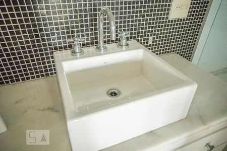 Casa à venda com 300m², 3 quartos e 3 vagas Casa à venda com 300m², 3 quartos e 3 vagasDetalhe - Banheiro Suite 1