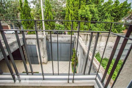 Casa à venda com 300m², 3 quartos e 3 vagas Casa à venda com 300m², 3 quartos e 3 vagasvaranda