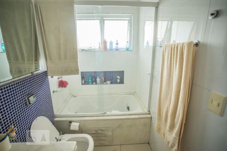 Casa à venda com 300m², 3 quartos e 3 vagas Casa à venda com 300m², 3 quartos e 3 vagasBanheiro Suite 2