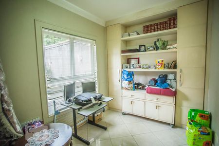 Casa à venda com 300m², 3 quartos e 3 vagas Casa à venda com 300m², 3 quartos e 3 vagasEscritório