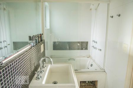 Casa à venda com 300m², 3 quartos e 3 vagas Casa à venda com 300m², 3 quartos e 3 vagasBanheiro Suite 1