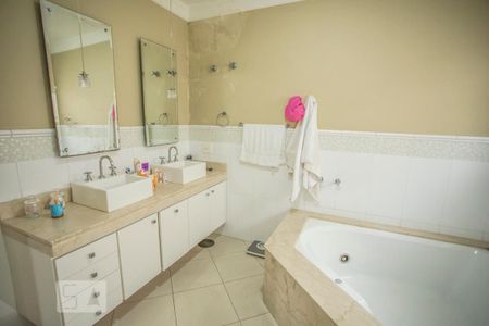 Casa à venda com 300m², 3 quartos e 3 vagas Casa à venda com 300m², 3 quartos e 3 vagasBanheiro Suite 3