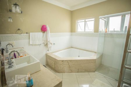 Casa à venda com 300m², 3 quartos e 3 vagas Casa à venda com 300m², 3 quartos e 3 vagasBanheiro Suite 3