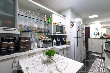 Apartamento à venda com 360m², 5 quartos e 3 vagas Apartamento à venda com 360m², 5 quartos e 3 vagasCozinha