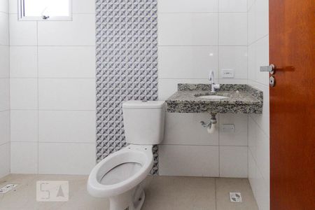 Banheiro de casa de condomínio para alugar com 1 quarto, 50m² em Vila Nova Manchester, São Paulo