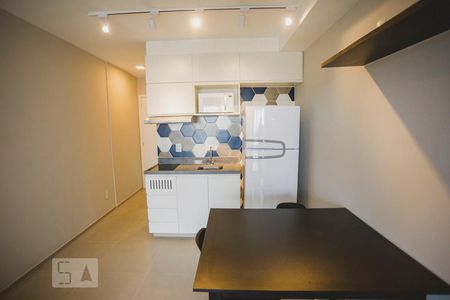 Sala / Cozinha de kitnet/studio para alugar com 1 quarto, 28m² em Mirandópolis, São Paulo