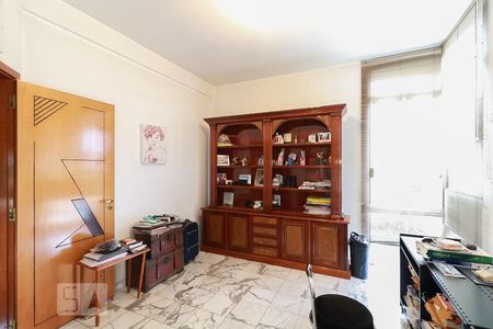 Casa para alugar com 477m², 4 quartos e 6 vagasEscritório 1