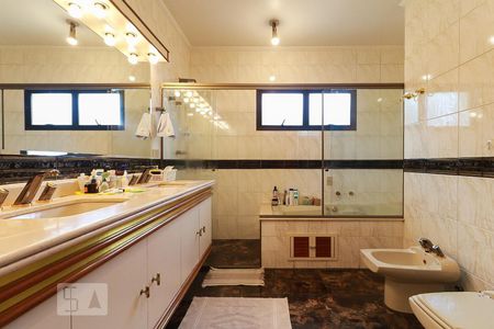 Casa para alugar com 477m², 4 quartos e 6 vagasBanheiro da Suíte 1