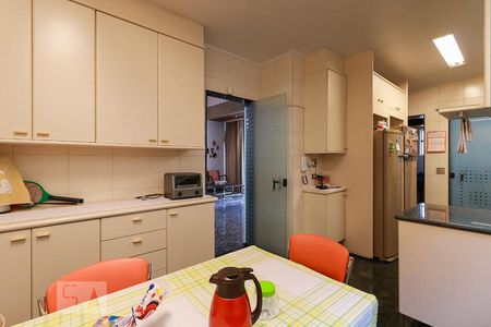 Casa para alugar com 477m², 4 quartos e 6 vagasCozinha 