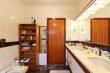 Casa para alugar com 477m², 4 quartos e 6 vagasBanheiro da Suíte 1