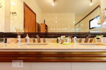 Casa para alugar com 477m², 4 quartos e 6 vagasBanheiro da Suíte 1