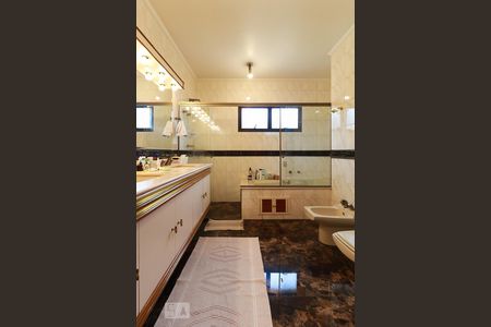 Casa para alugar com 477m², 4 quartos e 6 vagasBanheiro da Suíte 1