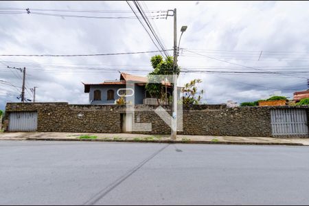 Casa à venda com 280m², 5 quartos e 7 vagasFachada
