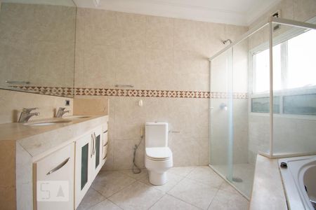 Casa à venda com 800m², 4 quartos e 6 vagasBanheiro da Suíte 1