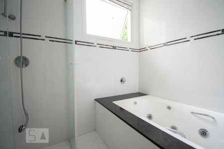 Casa à venda com 800m², 4 quartos e 6 vagasBanheiro da Suíte 2