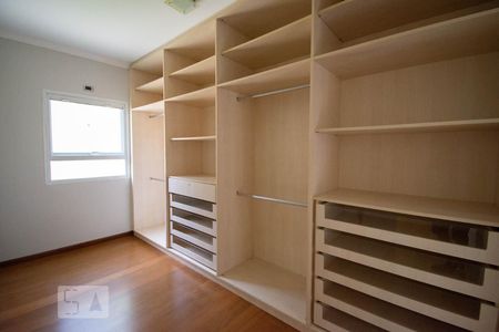 Casa à venda com 800m², 4 quartos e 6 vagasCloset da suíte 3