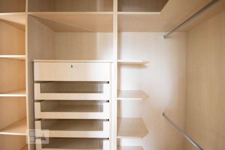 Casa à venda com 800m², 4 quartos e 6 vagasCloset da suíte 2