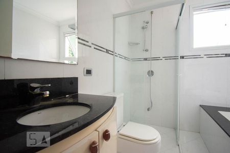 Casa à venda com 800m², 4 quartos e 6 vagasBanheiro da Suíte 2