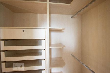 Casa à venda com 800m², 4 quartos e 6 vagasCloset da suíte 2