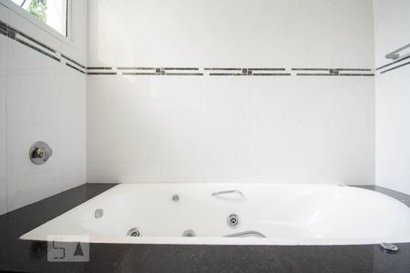 Casa à venda com 800m², 4 quartos e 6 vagasBanheiro da Suíte 2