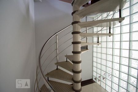 Casa à venda com 800m², 4 quartos e 6 vagasEscada