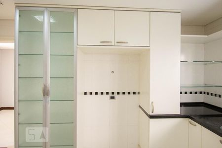 Casa à venda com 800m², 4 quartos e 6 vagasCozinha - Armários