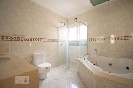 Casa à venda com 800m², 4 quartos e 6 vagasBanheiro da Suíte 1