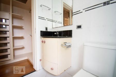 Casa à venda com 800m², 4 quartos e 6 vagasBanheiro da Suíte 2