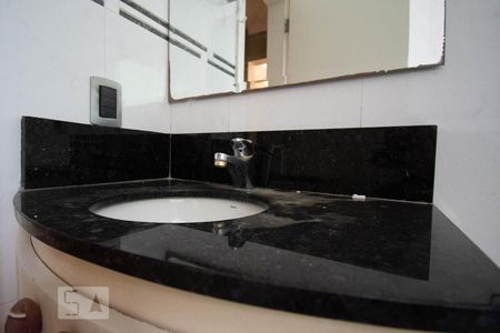 Casa à venda com 800m², 4 quartos e 6 vagasBanheiro da Suíte 2