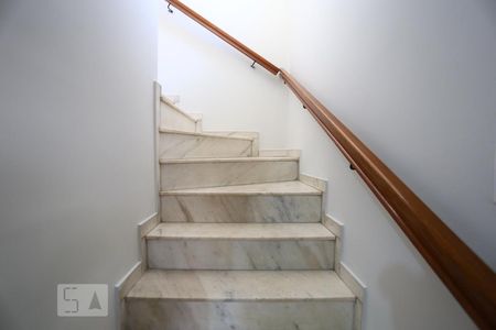 Casa para alugar com 132m², 3 quartos e 2 vagasEscadas de acesso aos dormitórios