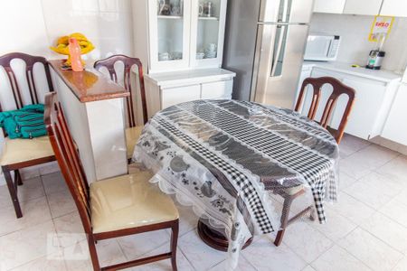 Casa para alugar com 390m², 3 quartos e 4 vagas Casa para alugar com 390m², 3 quartos e 4 vagasMesa e cadeiras