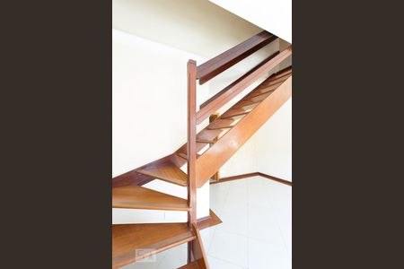 Casa à venda com 100m², 2 quartos e 2 vagasEscada