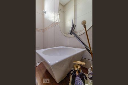 Lavabo de casa de condomínio para alugar com 2 quartos, 85m² em Vila Ema, São Paulo