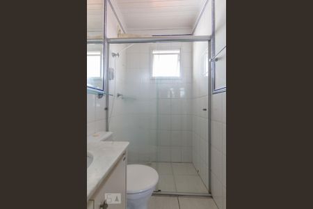 Casa de condomínio para alugar com 85m², 2 quartos e 2 vagasBanheiro do quarto 1