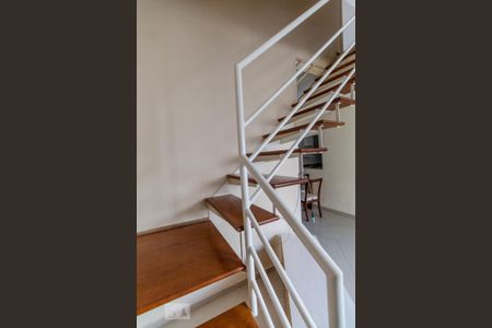 Escada de casa de condomínio para alugar com 2 quartos, 85m² em Vila Ema, São Paulo