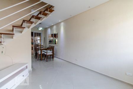 Sala de casa de condomínio para alugar com 2 quartos, 85m² em Vila Ema, São Paulo