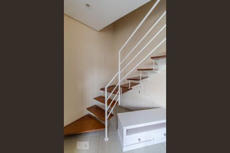 Escada de casa de condomínio para alugar com 2 quartos, 85m² em Vila Ema, São Paulo