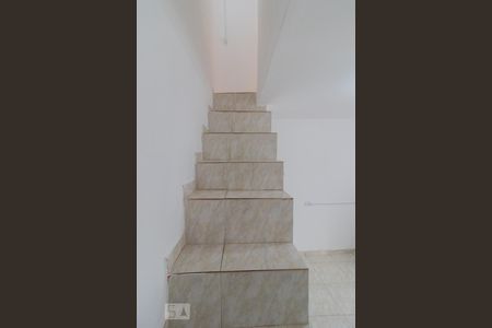 Escada de casa de condomínio para alugar com 2 quartos, 45m² em Vila Continental, São Paulo