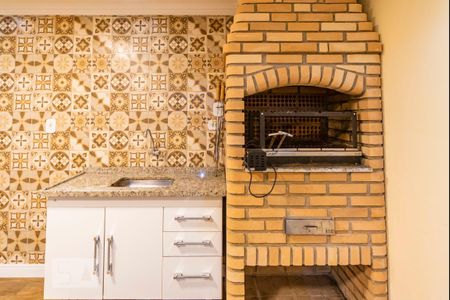 Casa à venda com 250m², 3 quartos e 2 vagas Casa à venda com 250m², 3 quartos e 2 vagasPia e Churrasqueira