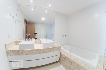 Banheiro - Suíte Master de apartamento para alugar com 4 quartos, 165m² em Setor Noroeste, Brasília