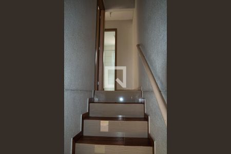 Escada de Acesso aos Quartos de casa de condomínio para alugar com 2 quartos, 55m² em Jardins Mangueiral, Brasília